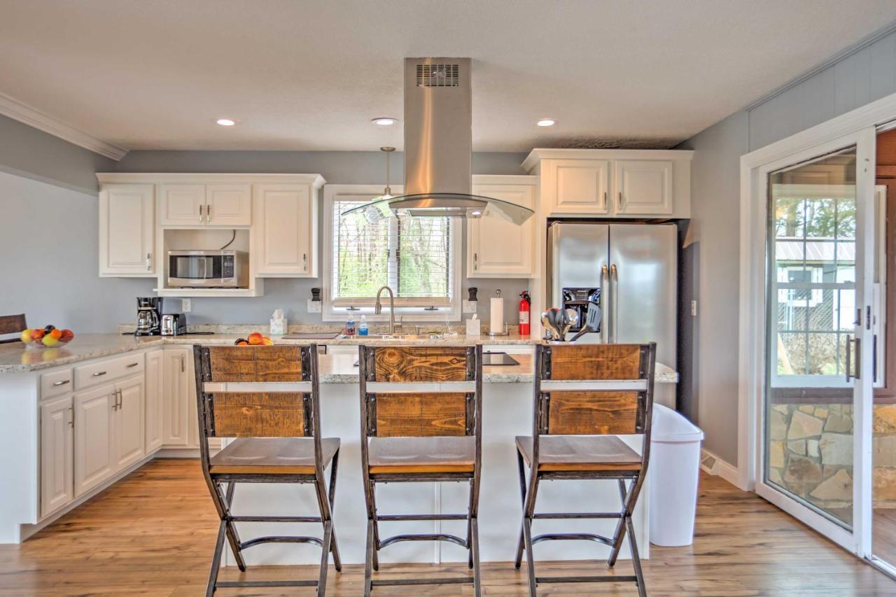 Monticello Home With Multi-Level Deck On 2 Acres! エクステリア 写真